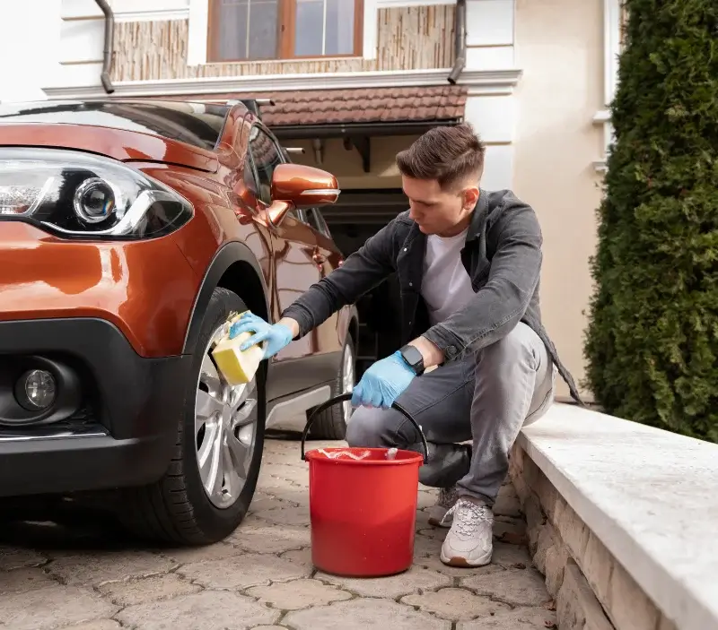 Lavage auto à domicile Joué-en-Charnie : professionnel intervenant sur un véhicule